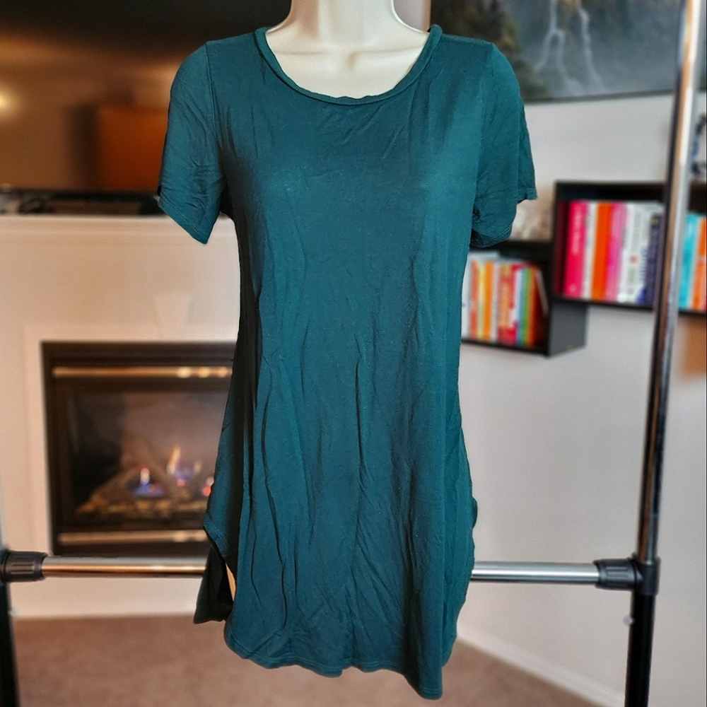FREE - Fashion Nova Rounded Hem Green Tee